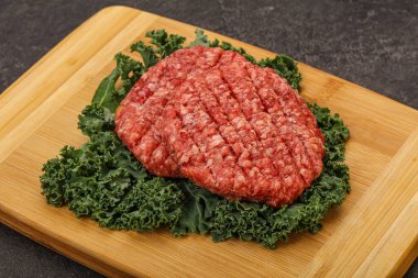 Izgara için çiğ sığır eti pirzolası.