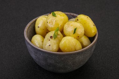 Kasede taze haşlanmış patates soğan servis edildi.