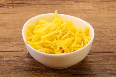 Yemek pişirmek için kasede dilimlenmiş sarı peynir.