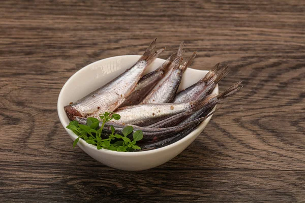 Anchovies Hal Snack Tálban Tálalva Bazsalikom Levelek — Stock Fotó