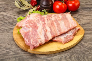 Pişirmek için çiğ domuz eti.