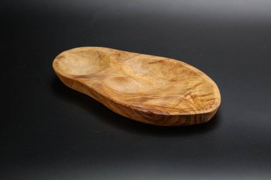 Mutfak için siyah arkaplan üzerine zeytin ağacı tahtası