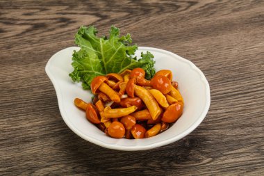 Terbiye edilmiş mantar. Kasede küçük bal aromalı.