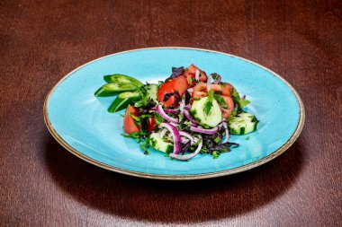 Soğanlı, otlu ve baharatlı sebze salatası.