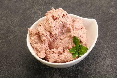 Karaciğer ezmesi kasede fesleğen yaprağı servis edilir.