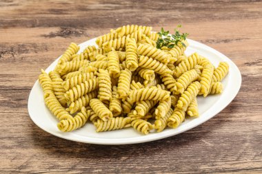 Pesto soslu İtalyan makarnası.