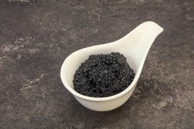 Lüks balık, kâsede siyah havyar.