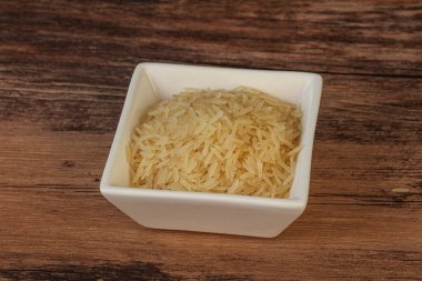 Tabakta çiğ Hint basmati pilavı