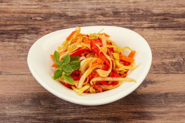 Havuç ve biberli vejetaryen lahana salatası 