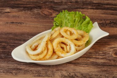 Kavrulmuş kalamar halkaları ve kasede salata.