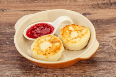 Kahvaltıda çilek reçelli süzme peynirli krep.