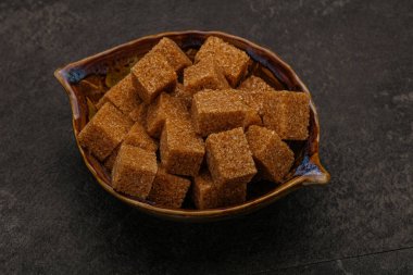 Kahverengi baston şeker yavruları kasede