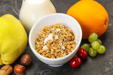 Organik granola ve sütle kahvaltı