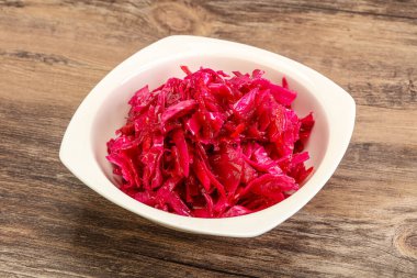 Kasede pancar kökü olan marine edilmiş kırmızı lahana.