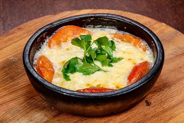 トマトと鍋で焼きチーズ — ストック写真