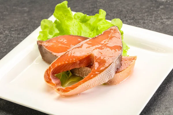 Pembe Somon Balığı Bifteği Salata Yaprağı — Stok fotoğraf