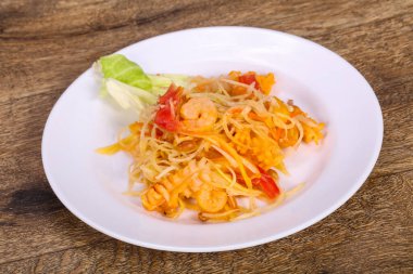 Papaya ve karidesli Tayland salatası.