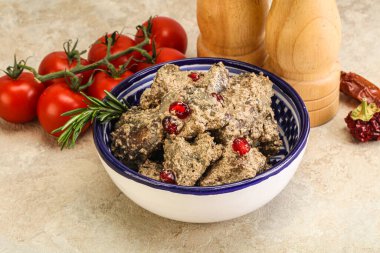 Krema soslu tavuk ciğeri biberiye servis edildi.