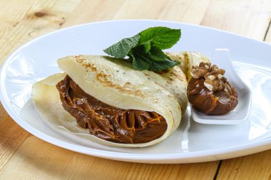 Meyve reçelli lezzetli krep.