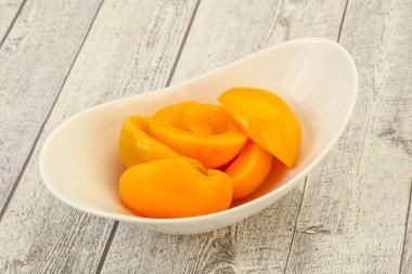 Şırıngayla marine edilmiş şeftali meyvesi.