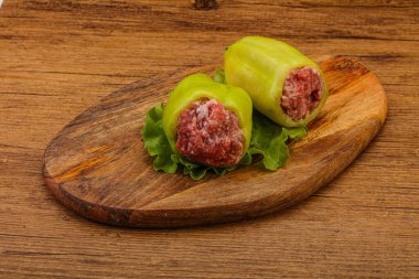 Pişirmek için çiğ biber ve et.