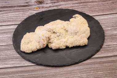 Kızartma için çiğ domuz eti şnitzel.