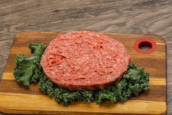 烤汉堡包用生牛肉片 — 图库照片