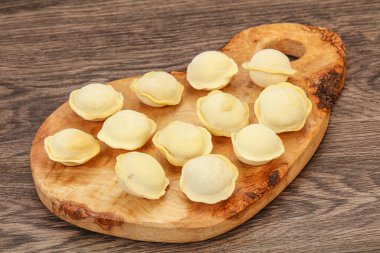 Pişirmek için çiğ etli börek.