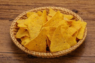 Meksika mısır cipsi üçgen yığını.