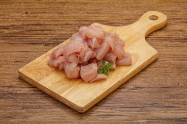 Pişirmek için çiğ tavuk göğsü.