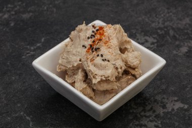 Kavanozda baharatlı ringa yağı var.