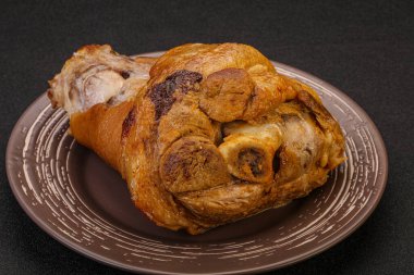 Baharatlı ve otlu domuz budu.