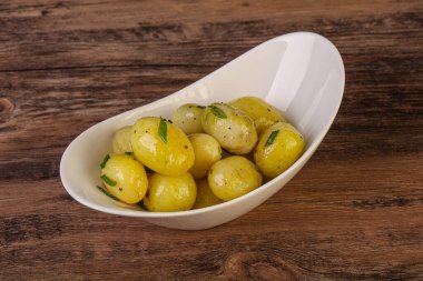 Kasede taze haşlanmış patates soğan servis edildi.
