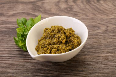 Fesleğen ve sedir fıstıklı yeşil sos sosu.