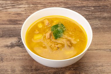 Füme et ve sebzeli bezelye çorbası.