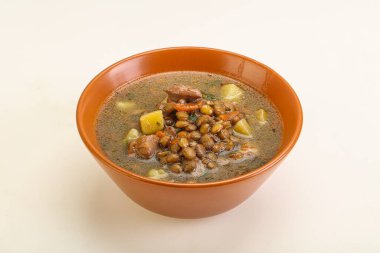 Geleneksel tavuk ve sebzeli mercimek çorbası.