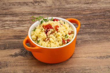 Vejetaryen yemeği - sebzeli kuskus ve maydanoz.