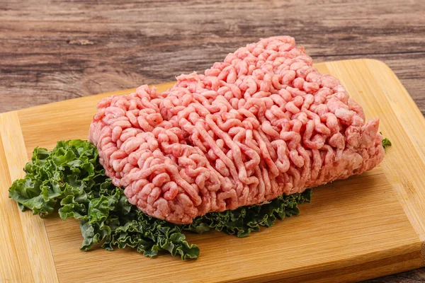 生の豚肉のミンチ肉をスパイスで調理 — ストック写真