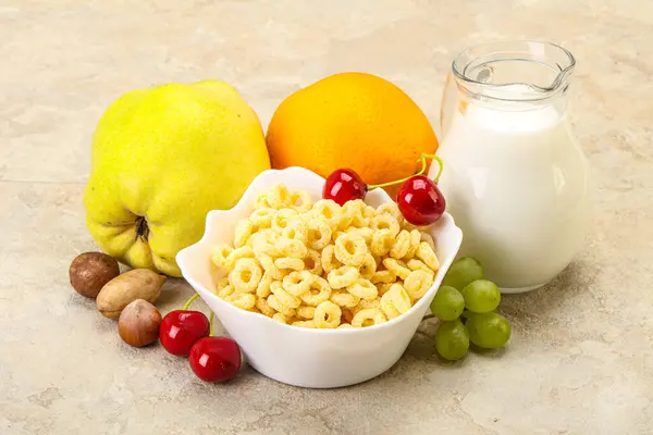 Frukost Med Majsringar Frukt Och Mjölk — Stockfoto