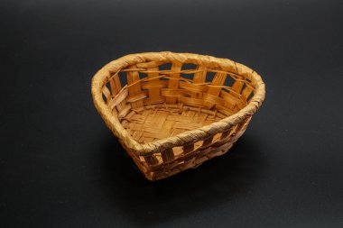 Siyah arkaplanda servis yapmak için doğal hasır masa takımı