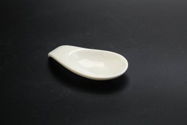 Siyahın üzerine servis için beyaz leke.