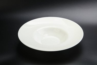 Siyah arkaplanda makarna için boş beyaz tabak