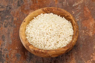 İtalyan pilavı için çiğ Arborio pilavı.