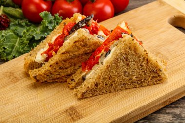 Patlıcanlı ve peynirli vejetaryen sandviçi.