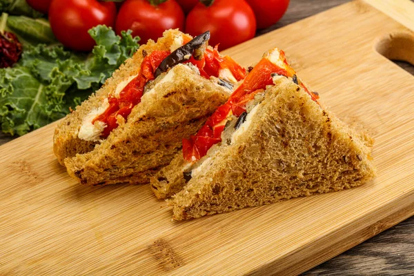 Vegetarisches Club Sandwich Mit Auberginen Und Käse — Stockfoto