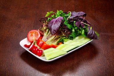 Dilimlenmiş sebzeli salata - domates, turp ve salatalık