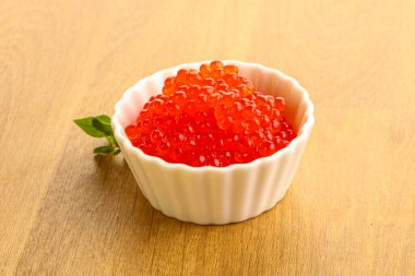 Rus kırmızı havyarı kasede.