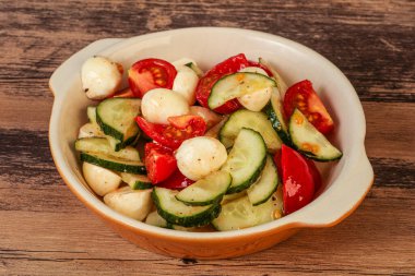 Sebzeli salata ve mozarlla peyniri.