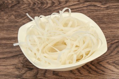 Haşlanmış pirinç eriştesi pişirmeye hazır.