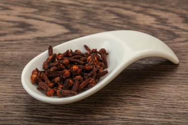 Aroma mutfağı - kasedeki kuru karanfil tohumları